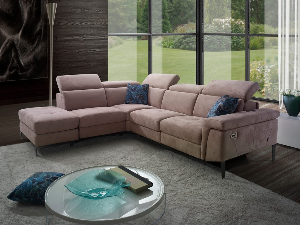 vega divano angolare con relax elettrico e pouf marrone