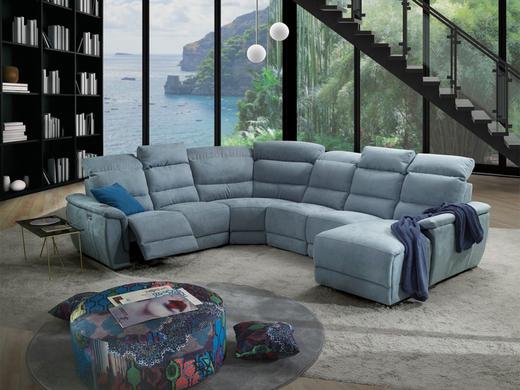 divano angolare con chaise longue e relax elettrici azzurro