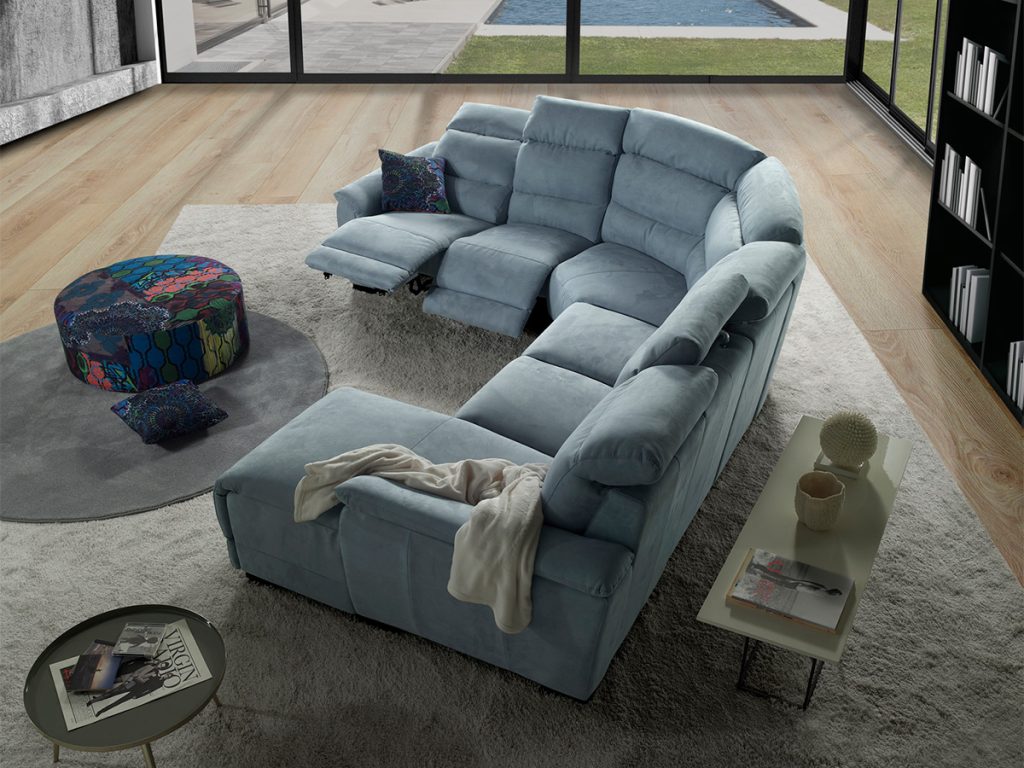 divano angolare con chaise longue e relax elettrici azzurro