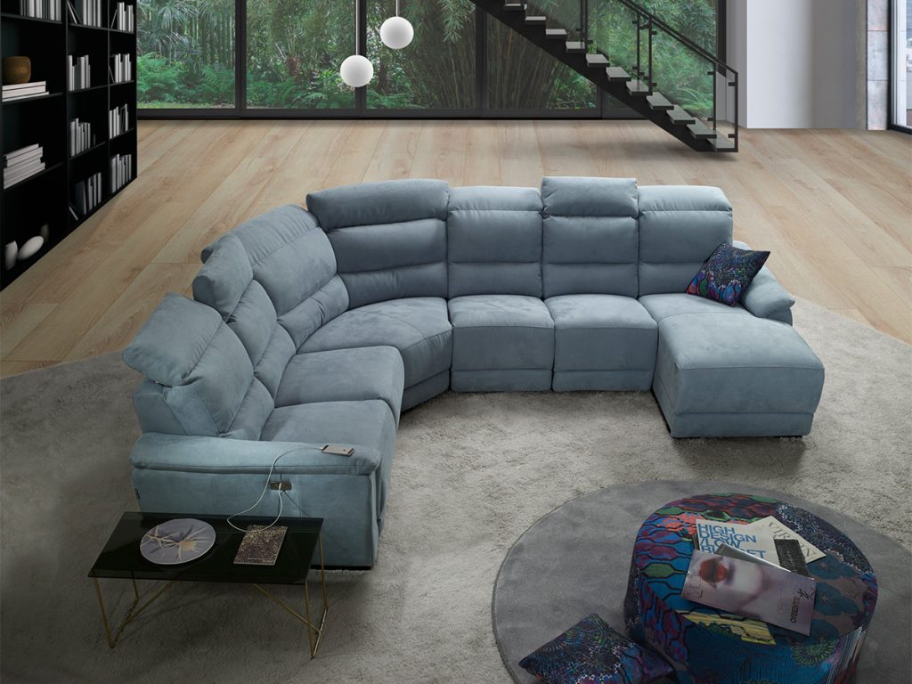 divano angolare con chaise longue e relax elettrici azzurro