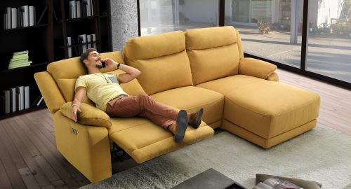 Divano angolare con relax elettrico e chaise longue, in microfibra antimacchia senape
