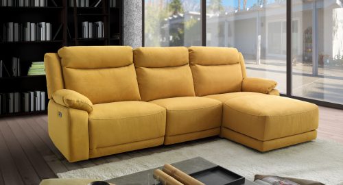 Divano angolare con relax elettrico e chaise longue, in microfibra antimacchia senape