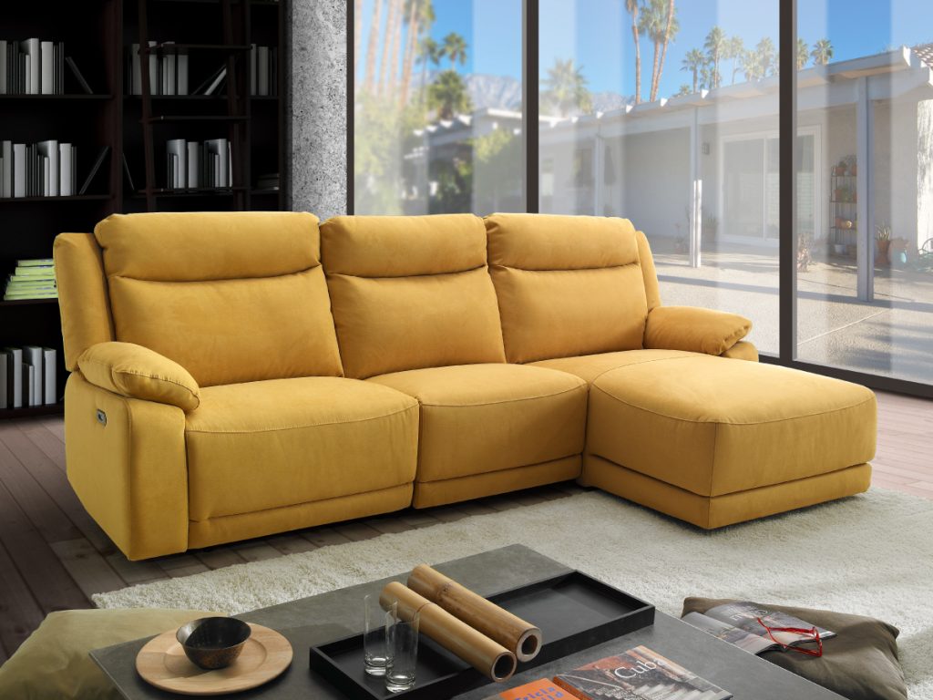 Divano angolare con relax elettrico e chaise longue, in microfibra antimacchia senape