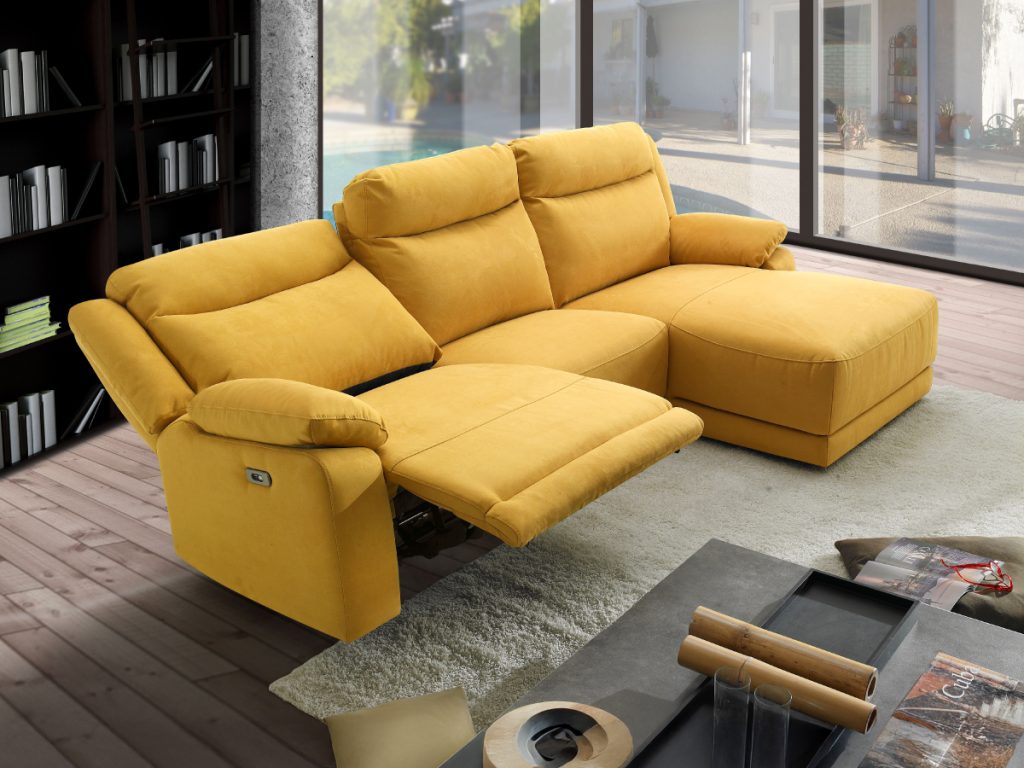Divano angolare con relax elettrico e chaise longue, in microfibra antimacchia senape