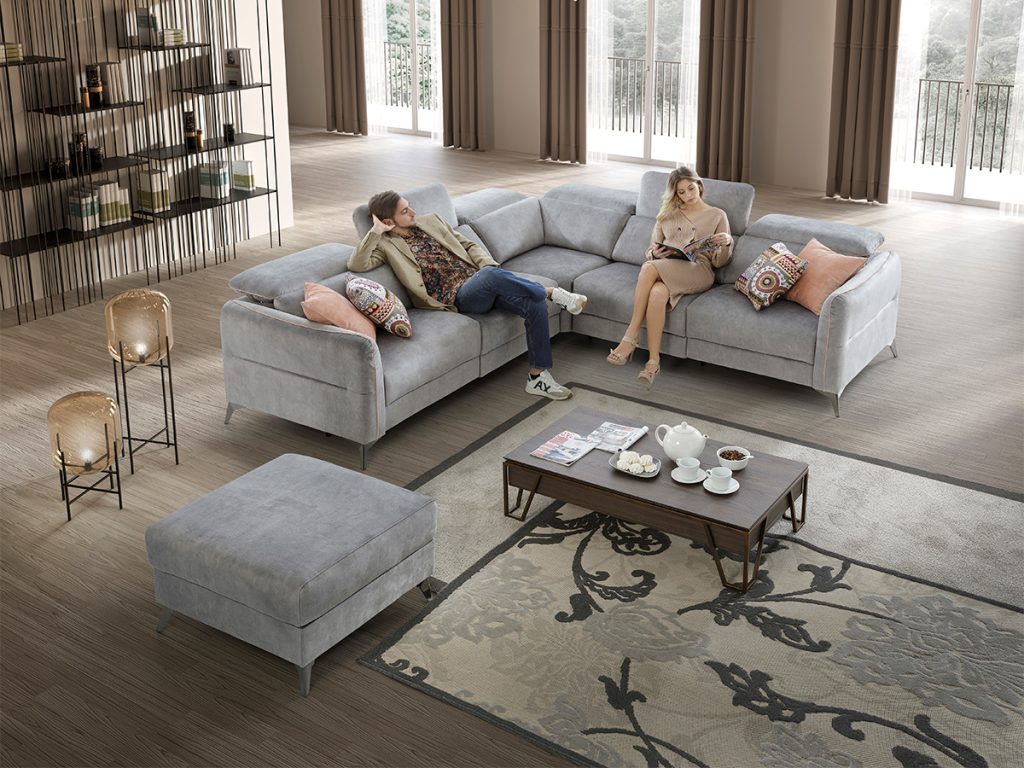divano angolare maxi con 2 relax elettrici in tessuto grigio chiaro