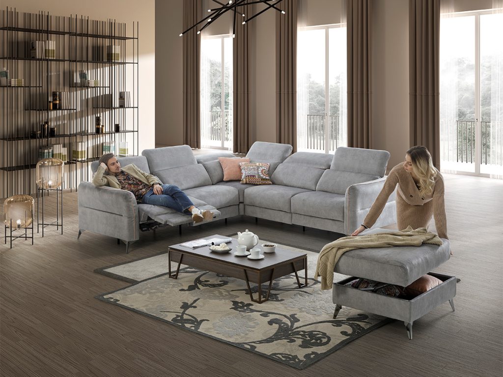 divano angolare maxi con 2 relax elettrici in tessuto grigio chiaro