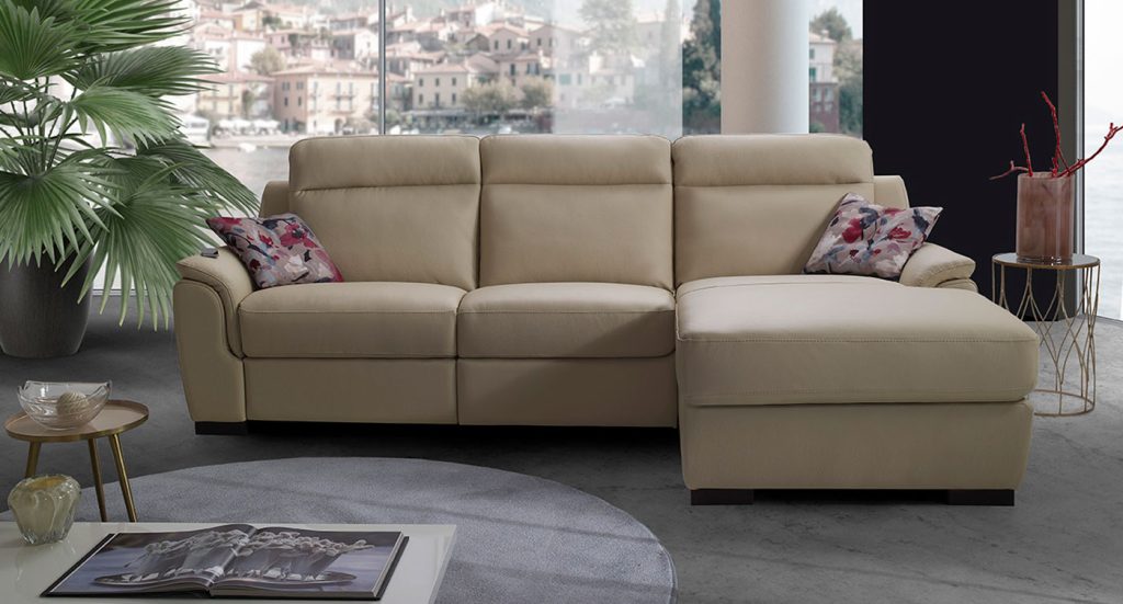 divano beige stile classico
