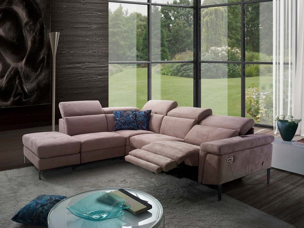 vega divano angolare con relax elettrico e pouf marrone
