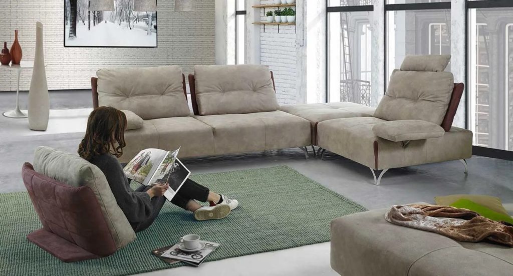 Divano angolare con chaise longue e sedute relax, composizione ampia per zona giorno