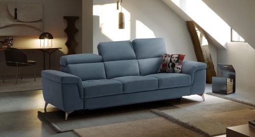 Divano lineare blu in zona living con luce naturale, punto focale della zona giorno