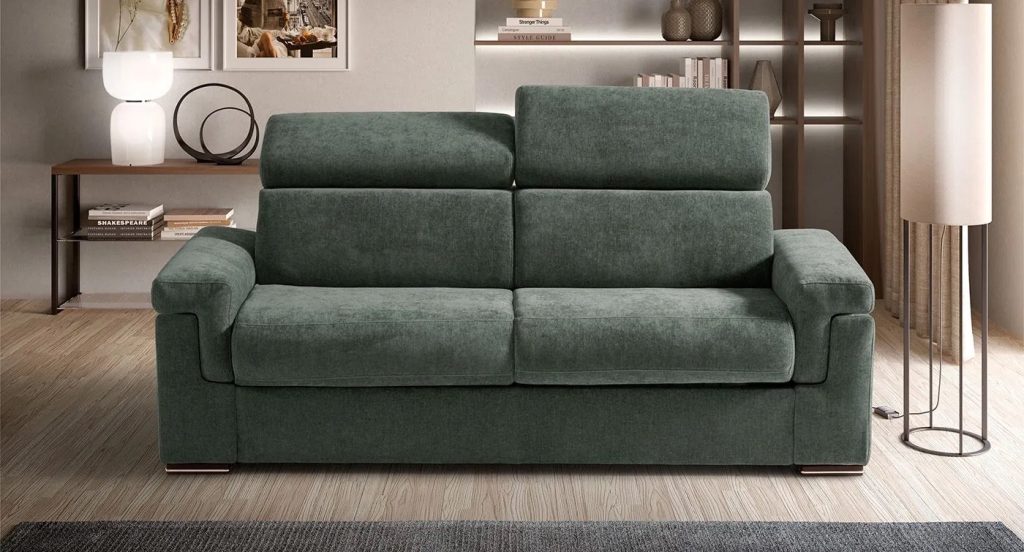 nuovi divani: Divano lineare tre posti in soggiorno moderno, sedute ampie e design senza tempo