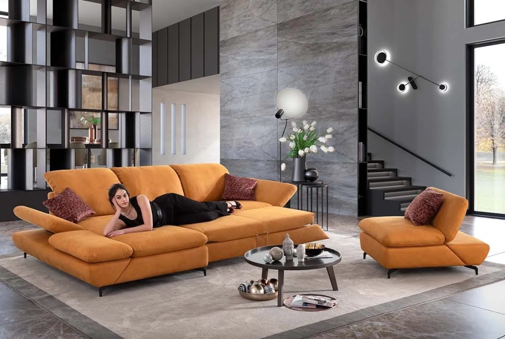 Divano e poltrona Megan coordinati in tessuto per una zona living elegante e armoniosa