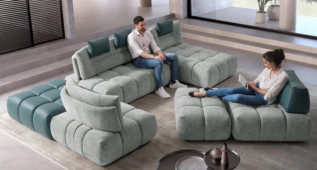Composizione Nuvola con divano modulare e sedute abbinate per creare uno spazio relax moderno