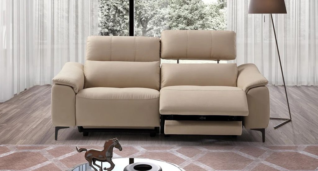 Divano Domus in pelle naturale con relax elettrico, alternativa elegante e duratura all’ecopelle