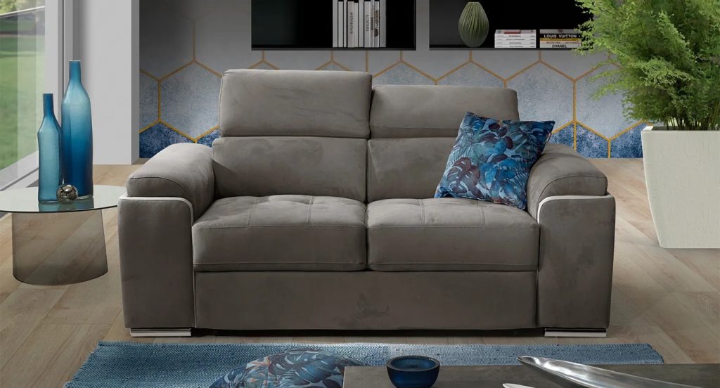 Divano grigio antracite a due posti in soggiorno moderno con parete decorativa e complementi contemporanei
