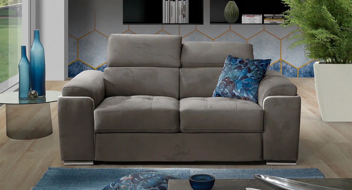 Divano grigio antracite a due posti in soggiorno moderno con parete decorativa e complementi contemporanei