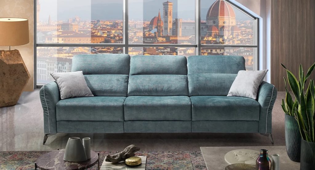 divano davanti alla finestra con vista panoramica e zona living luminosa