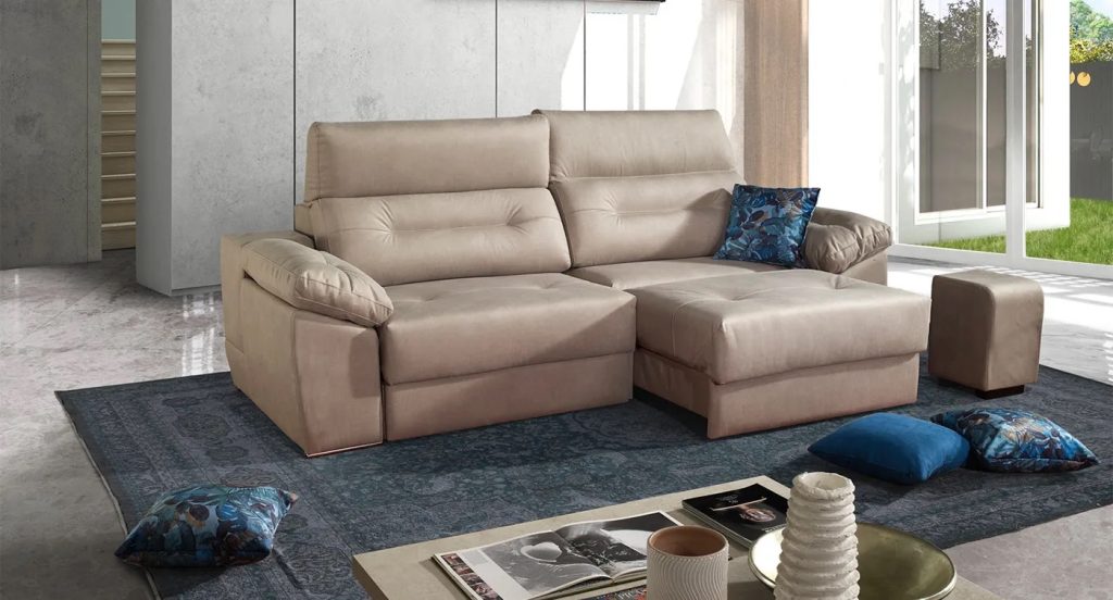 divano moderno beige con chaise longue