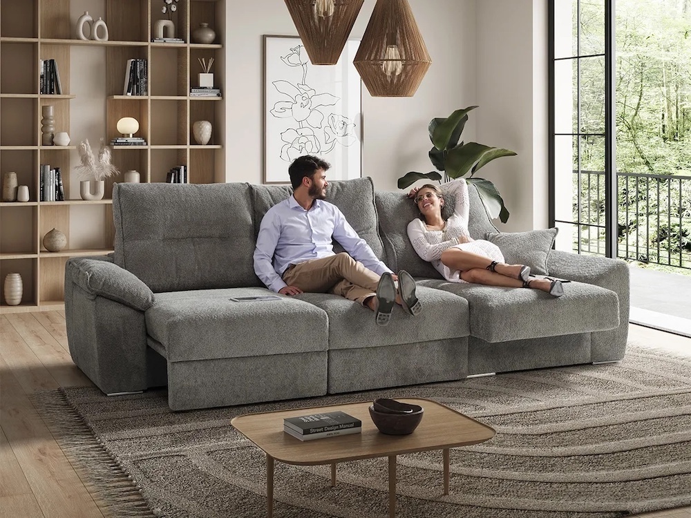 divano grande grigio con libreria e parete decorata, suggerimenti per appendere i quadri sopra il divano