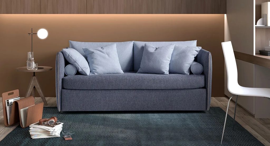 divano compatto blu con cuscini coordinati, quanti cuscini mettere su un divano piccolo