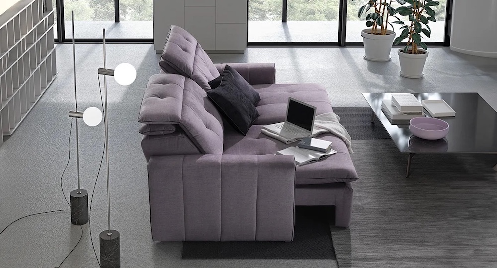 divano viola con cuscini e plaid, quanti cuscini mettere sul divano per comfort