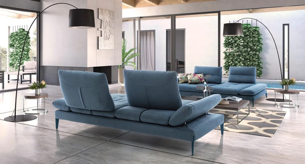 divano modulare blu con sedute regolabili in salotto piccolo, idee funzionali per spazi ridotti