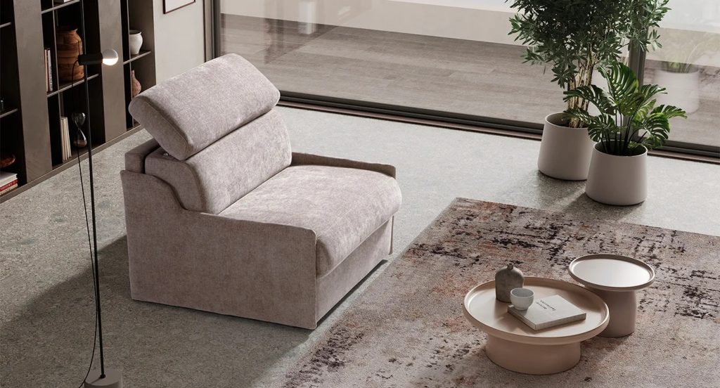 poltrona chiara che si trasforma in letto