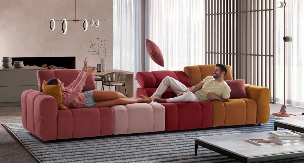 Divano di design colorato inserito in una sala da pranzo moderna e conviviale.