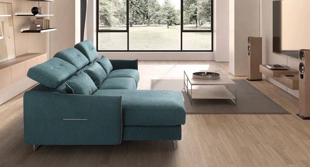 Divano in tessuto azzurro in soggiorno luminoso, esempio di arredo da mantenere sempre fresco e profumato.