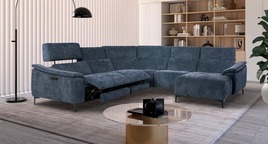 divani classici con sedute relax in soggiorno luminoso