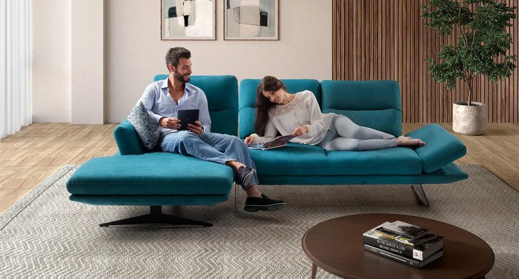 Divano moderno e funzionale in un soggiorno dallo stile scandinavo contemporaneo.
