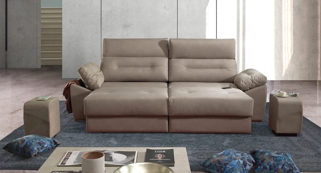 Divano in tessuto color tortora in un soggiorno moderno