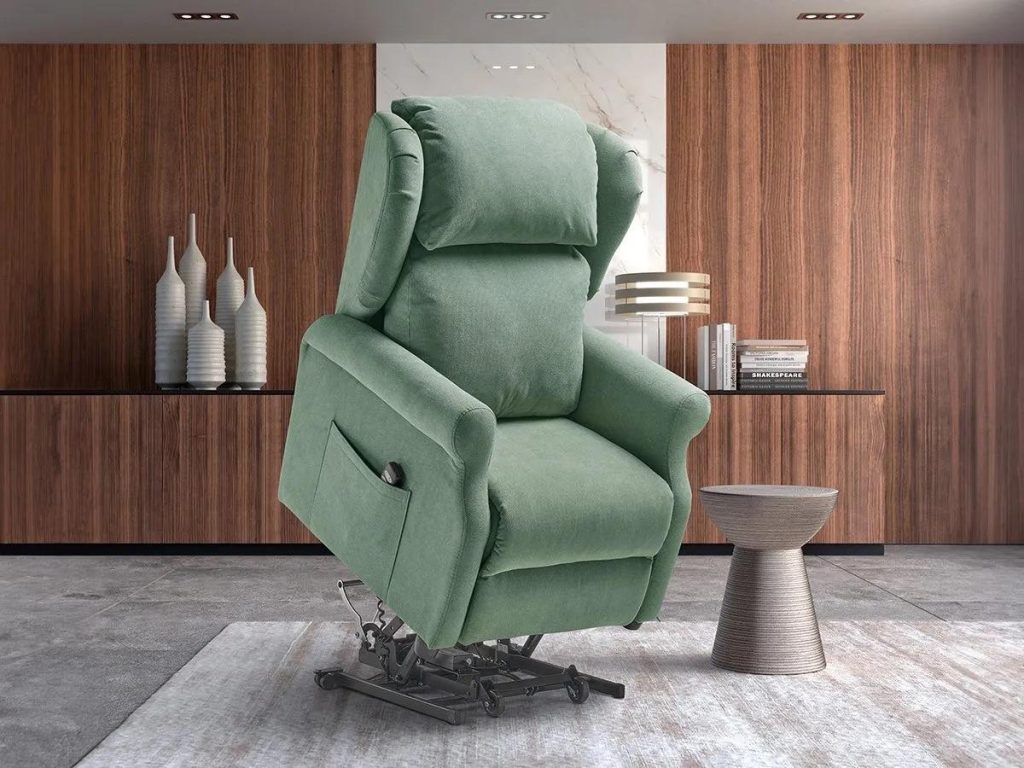 Poltrona relax moderna alzapersona con meccanismo elettrico e rivestimento in tessuto verde.