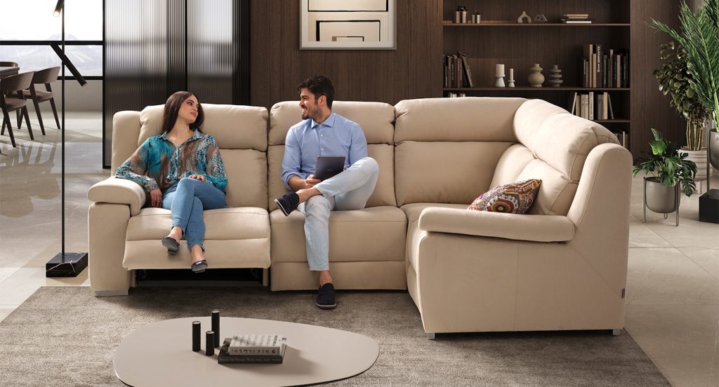 arredamento zona living con divano ad angolo