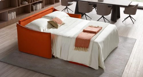 Divano letto matrimoniale aperto con materasso, esempio delle dimensioni necessarie quando è completamente aperto.
