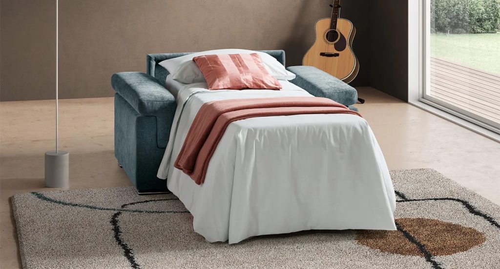 Poltrona letto aperta trasformata in letto singolo con materasso integrato.