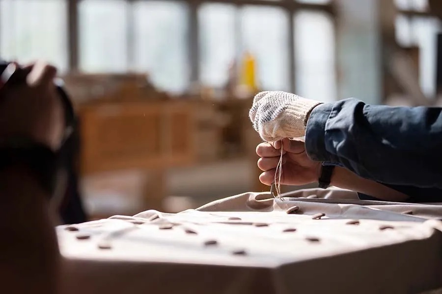 Artigiano al lavoro sull'imbottitura di un divano, lavorazione fatta a mano Federici
Sofà