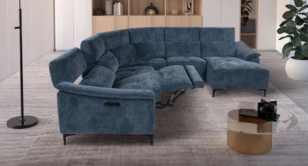Salotti eleganti moderni: esempio con divano Domus, linee armoniose e relax elettrico