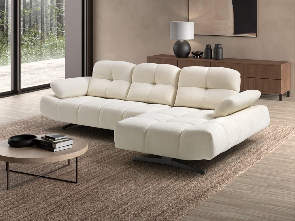 Karisma divano con chaise longue in tessuto antimacchia bianco