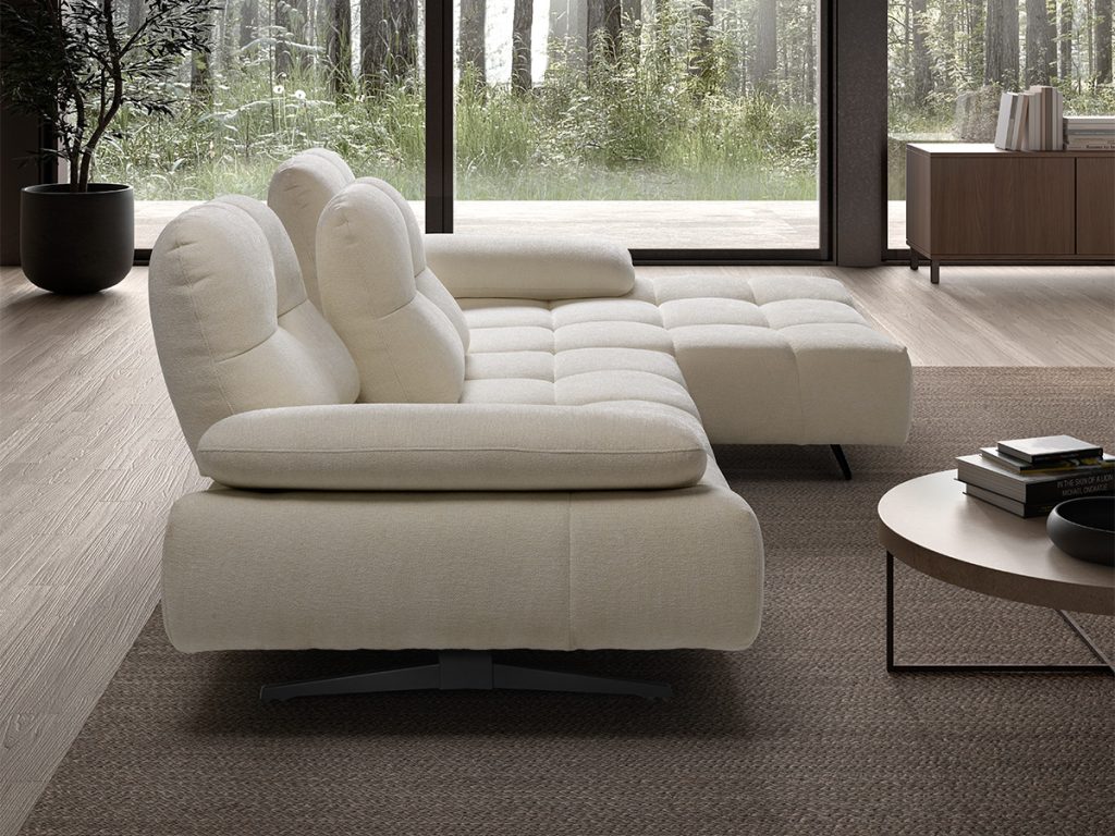 Karisma divano con chaise longue in tessuto antimacchia bianco