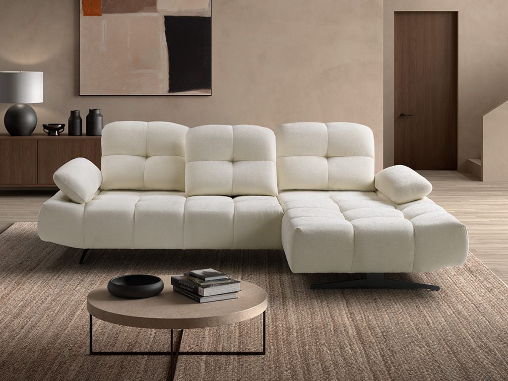 Karisma divano con chaise longue in tessuto antimacchia bianco